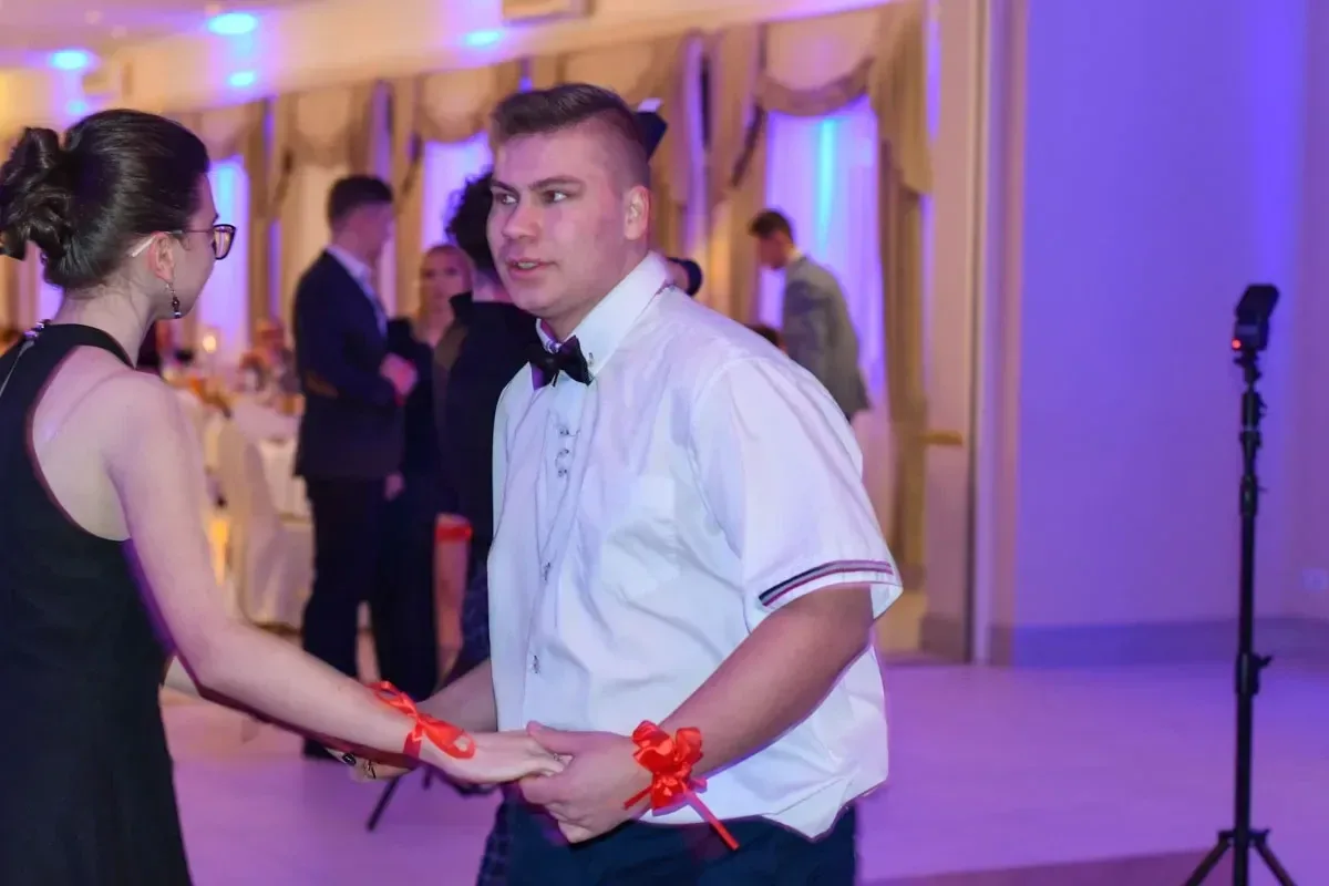 Maturzyści "Ekonomika" bawili się na studniówce (zdjęcia, wideo)