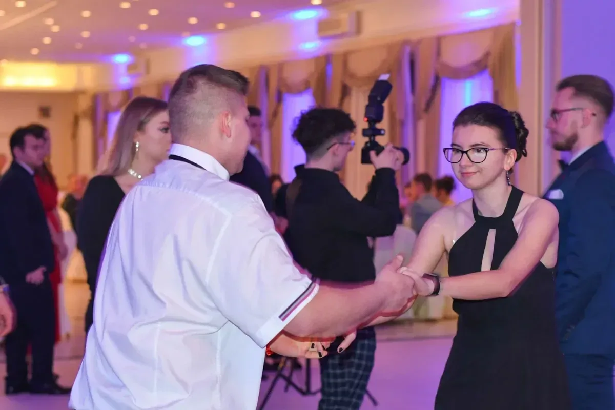 Maturzyści "Ekonomika" bawili się na studniówce (zdjęcia, wideo)