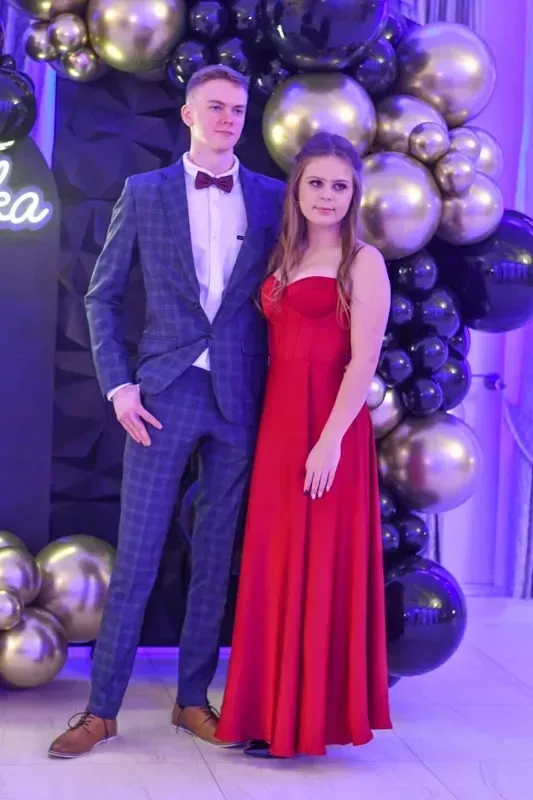 Maturzyści "Ekonomika" bawili się na studniówce (zdjęcia, wideo)