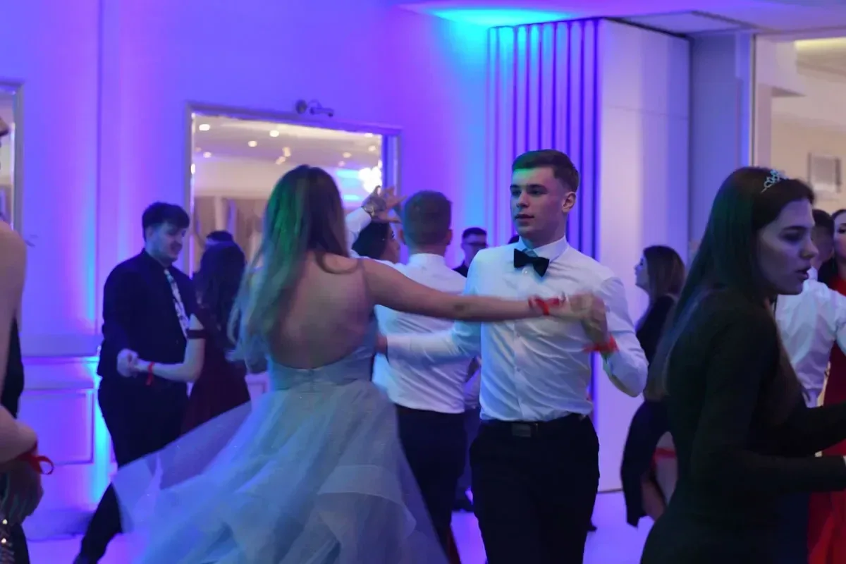 Maturzyści "Ekonomika" bawili się na studniówce (zdjęcia, wideo)