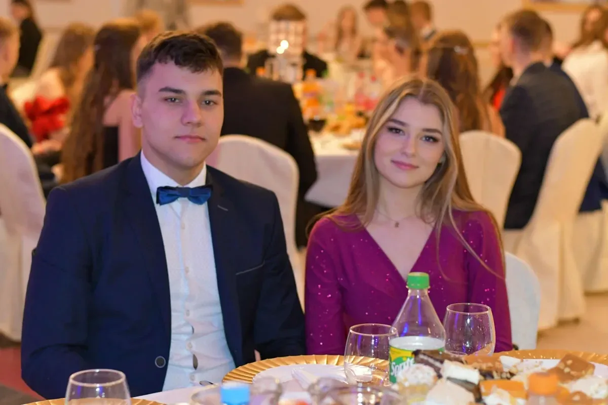 Maturzyści "Ekonomika" bawili się na studniówce (zdjęcia, wideo)
