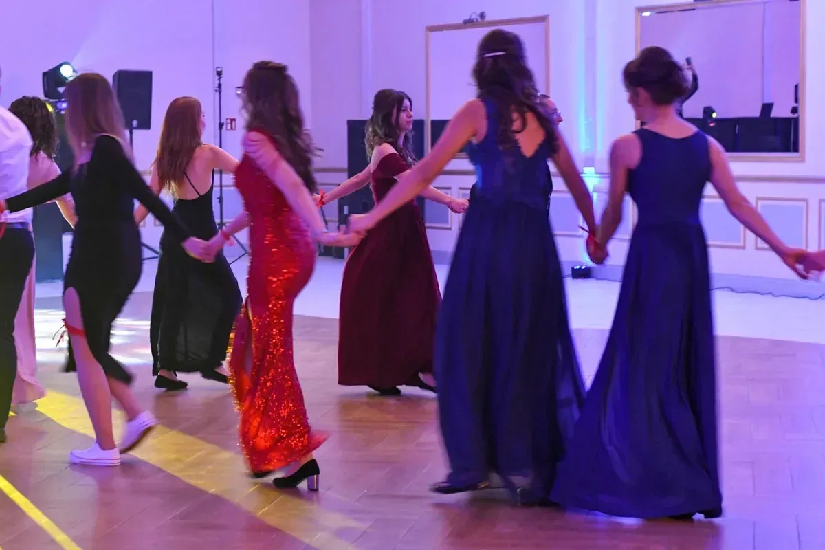 Maturzyści "Ekonomika" bawili się na studniówce (zdjęcia, wideo)