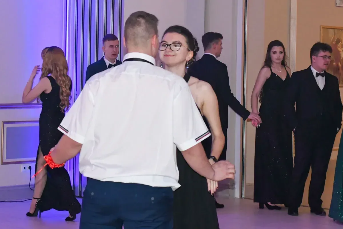 Maturzyści "Ekonomika" bawili się na studniówce (zdjęcia, wideo)