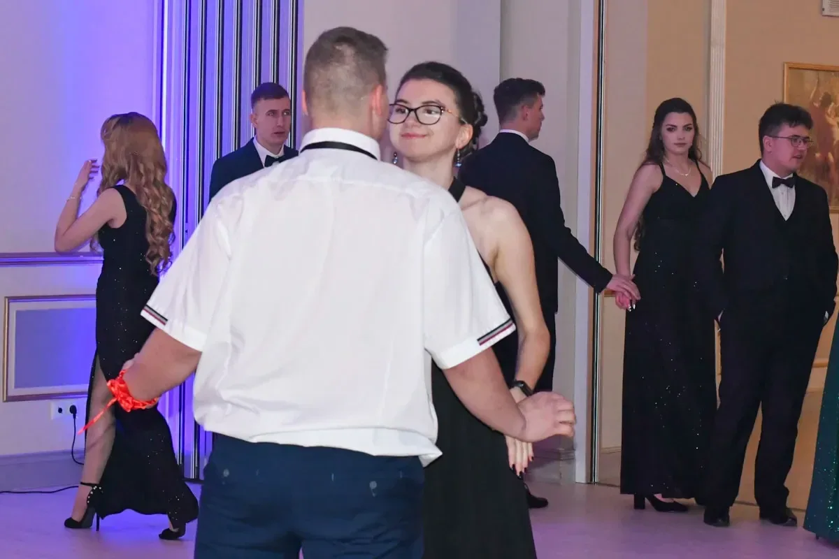 Maturzyści "Ekonomika" bawili się na studniówce (zdjęcia, wideo)