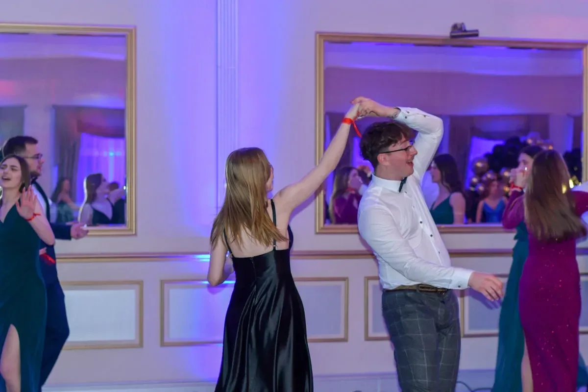 Maturzyści "Ekonomika" bawili się na studniówce (zdjęcia, wideo)