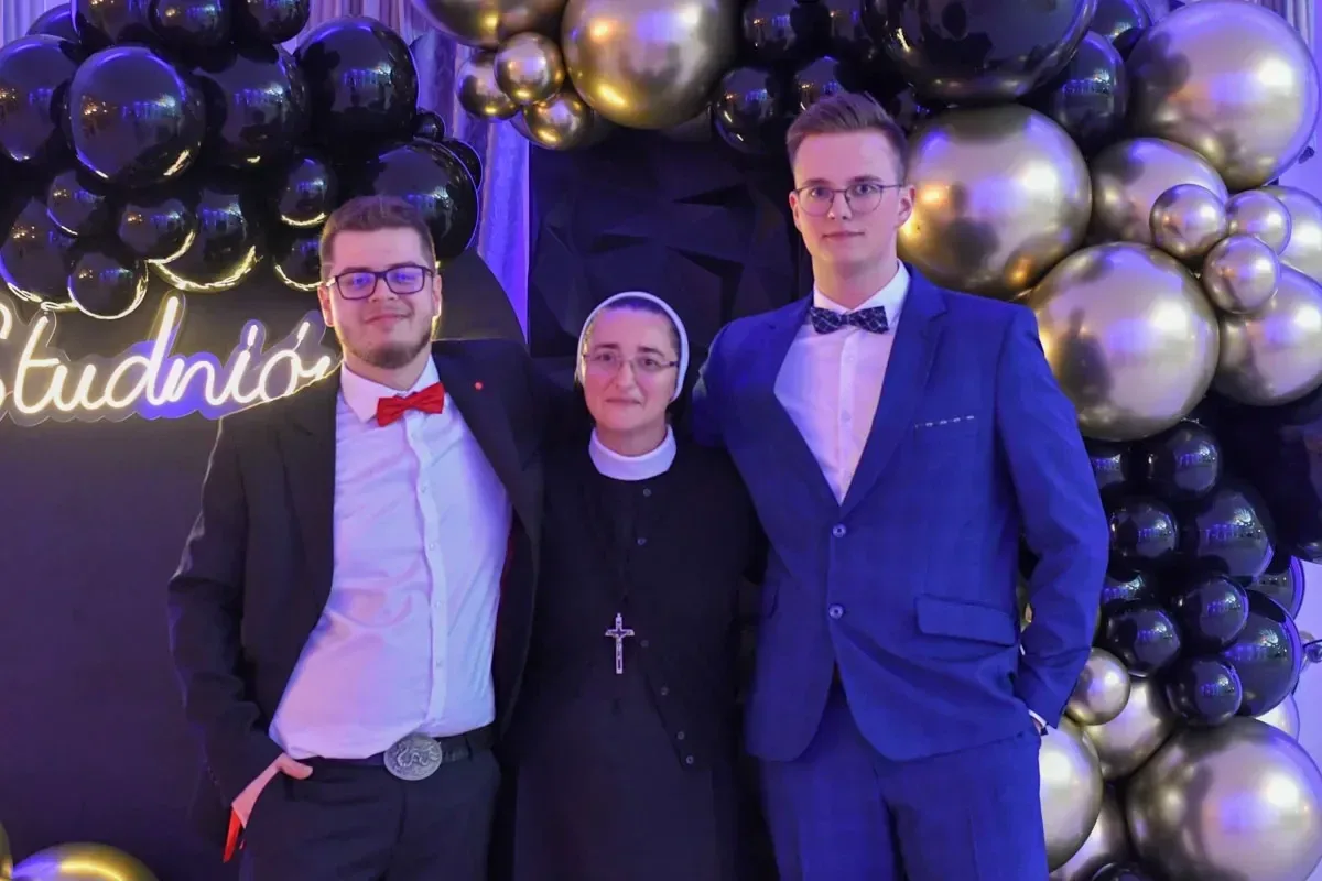 Maturzyści "Ekonomika" bawili się na studniówce (zdjęcia, wideo)