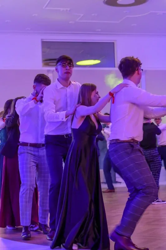 Maturzyści "Ekonomika" bawili się na studniówce (zdjęcia, wideo)