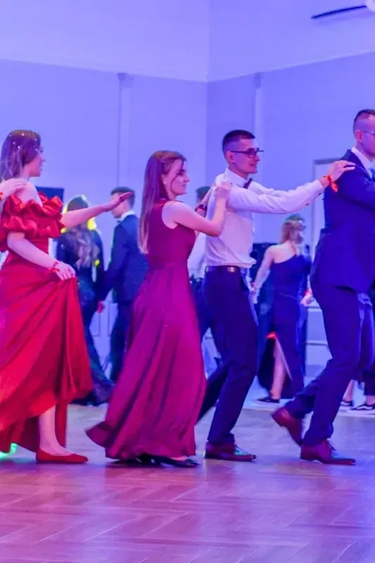 Maturzyści "Ekonomika" bawili się na studniówce (zdjęcia, wideo)