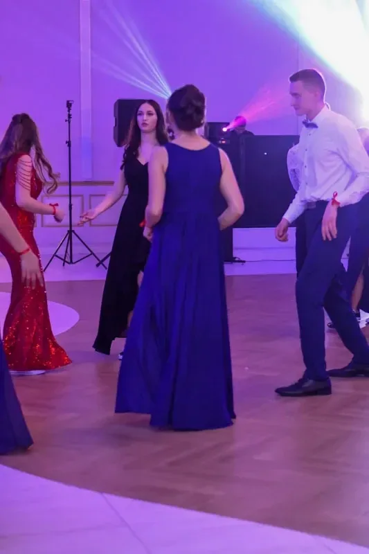 Maturzyści "Ekonomika" bawili się na studniówce (zdjęcia, wideo)