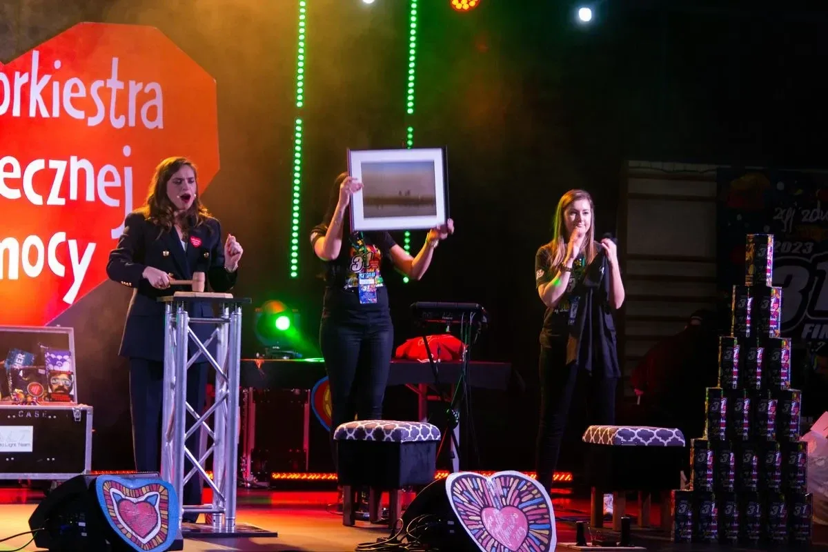 Kwesta po mieście i licytacje stacjonarne podczas 31. Finału WOŚP w Ostrowi Mazowieckiej (zdjęcia)