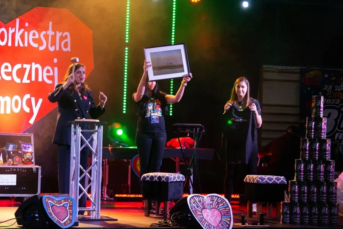 Kwesta po mieście i licytacje stacjonarne podczas 31. Finału WOŚP w Ostrowi Mazowieckiej (zdjęcia)