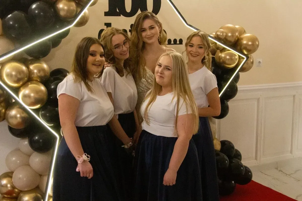 Studniówka maturzystów z Zespołu Szkół im. Stanisława Staszica w Małkini Górnej! (zdjęcia, wideo)
