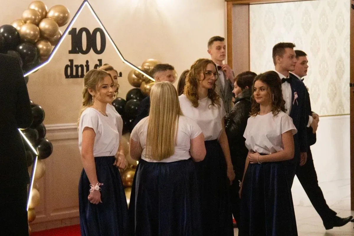 Studniówka maturzystów z Zespołu Szkół im. Stanisława Staszica w Małkini Górnej! (zdjęcia, wideo)