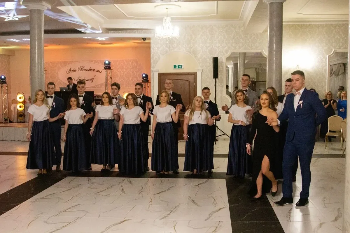 Studniówka maturzystów z Zespołu Szkół im. Stanisława Staszica w Małkini Górnej! (zdjęcia, wideo)