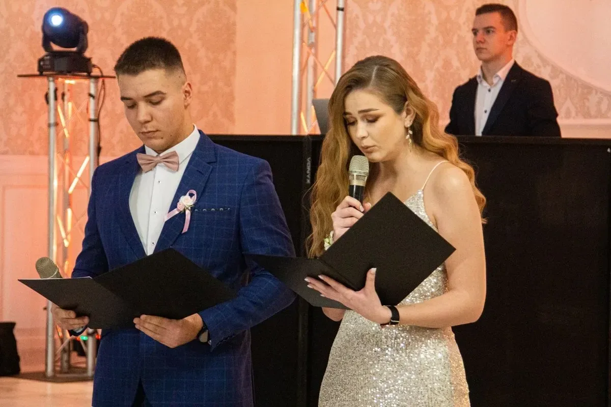 Studniówka maturzystów z Zespołu Szkół im. Stanisława Staszica w Małkini Górnej! (zdjęcia, wideo)