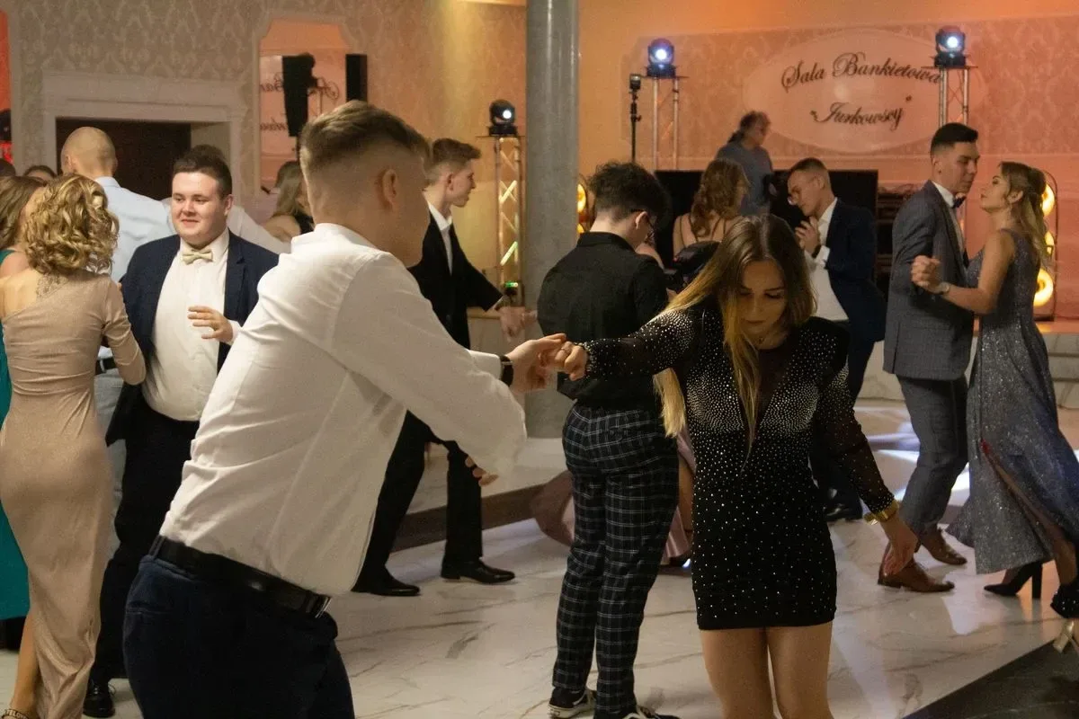 Studniówka maturzystów z Zespołu Szkół im. Stanisława Staszica w Małkini Górnej! (zdjęcia, wideo)