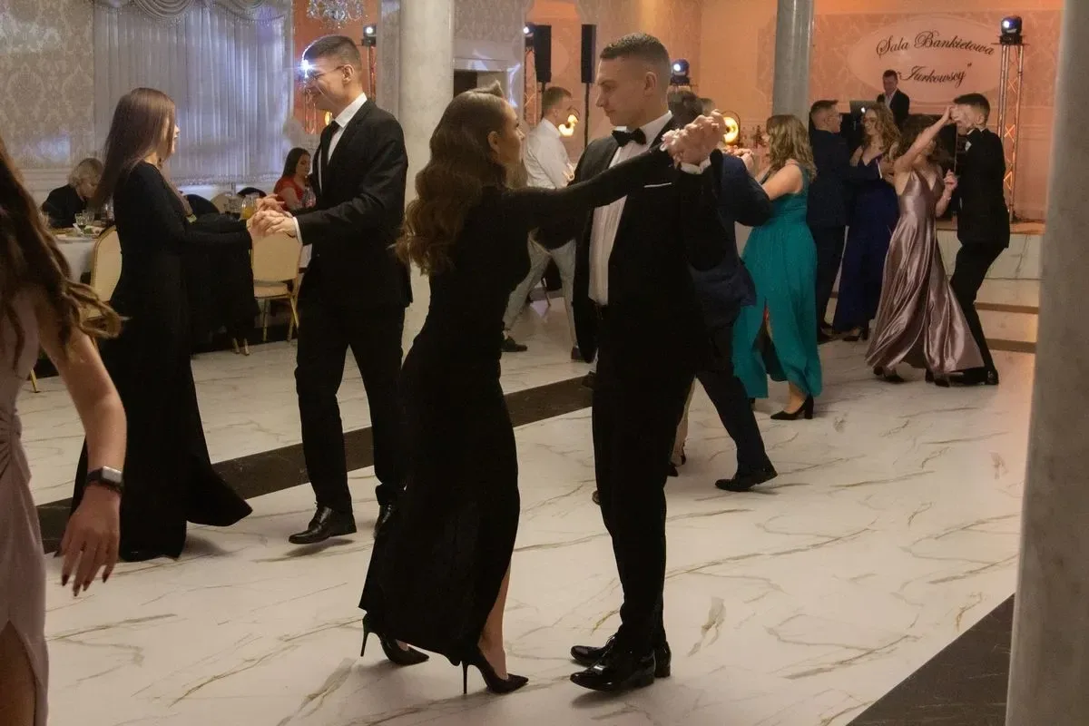 Studniówka maturzystów z Zespołu Szkół im. Stanisława Staszica w Małkini Górnej! (zdjęcia, wideo)