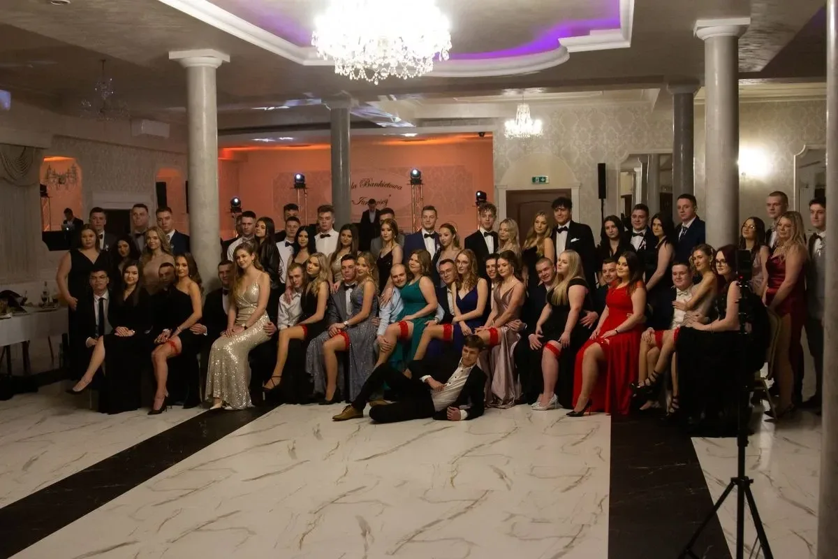 Studniówka maturzystów z Zespołu Szkół im. Stanisława Staszica w Małkini Górnej! (zdjęcia, wideo)