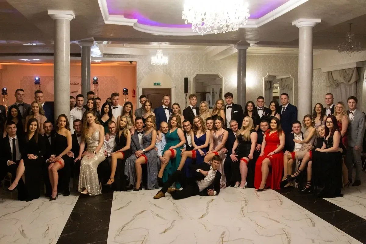 Studniówka maturzystów z Zespołu Szkół im. Stanisława Staszica w Małkini Górnej! (zdjęcia, wideo)