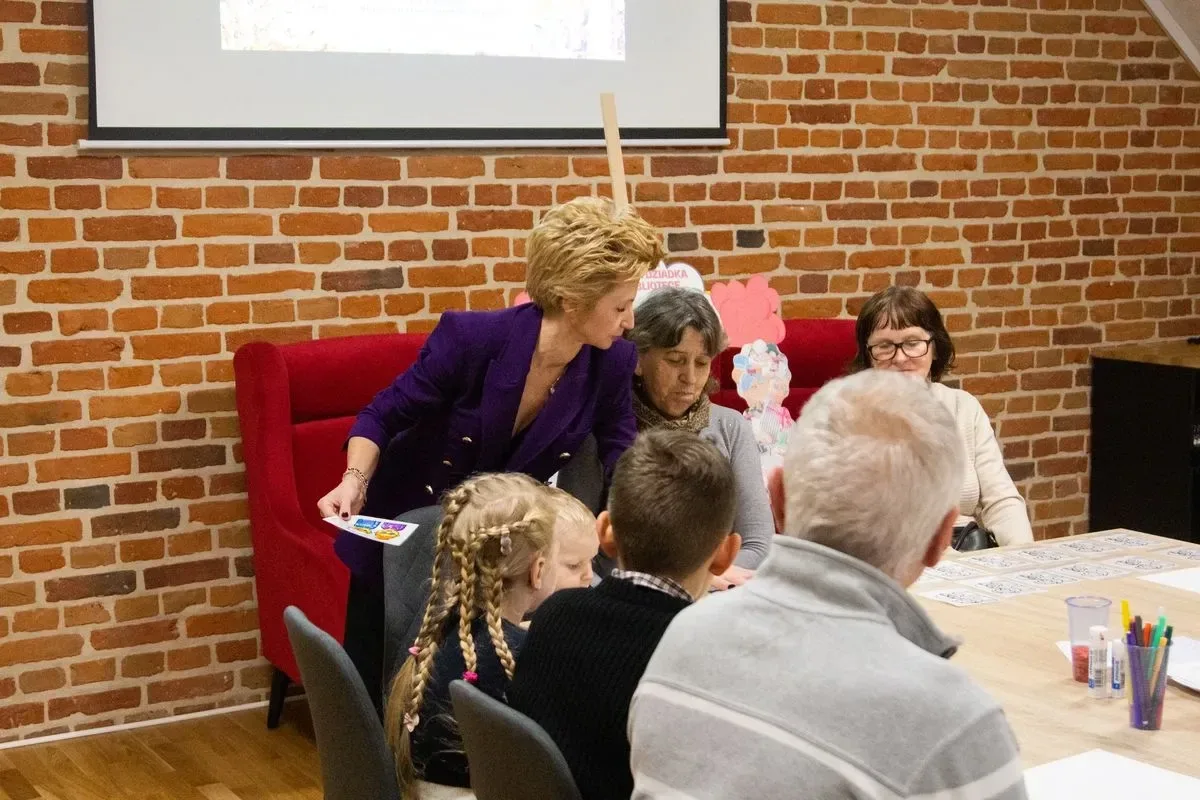 Dzień Babci i Dziadka w Miejskiej Bibliotece Publicznej w Ostrowi Mazowieckiej (zdjęcia)