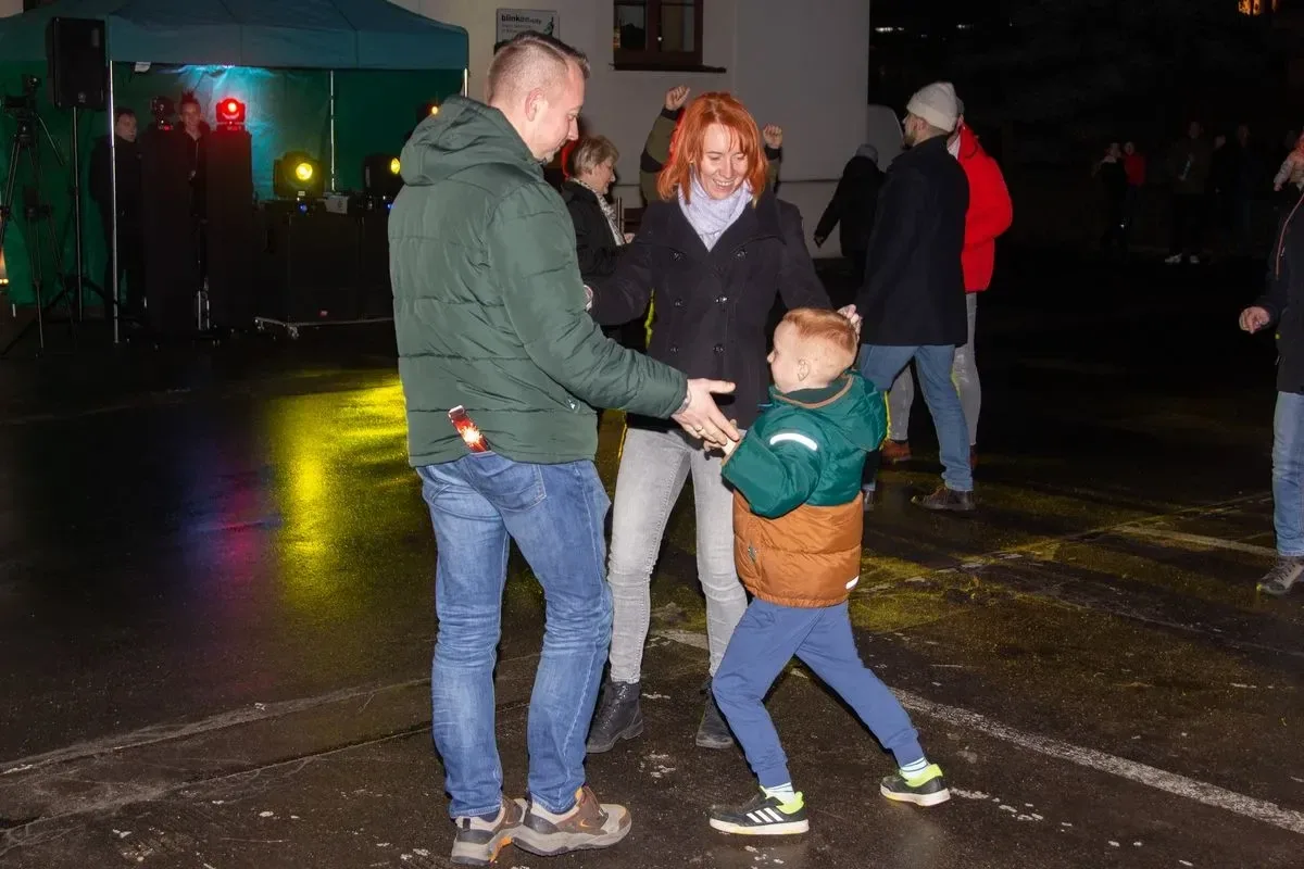 Mieszkańcy wspólnie rozpoczęli nowy rok przed ratuszem miejskim! (zdjęcia)