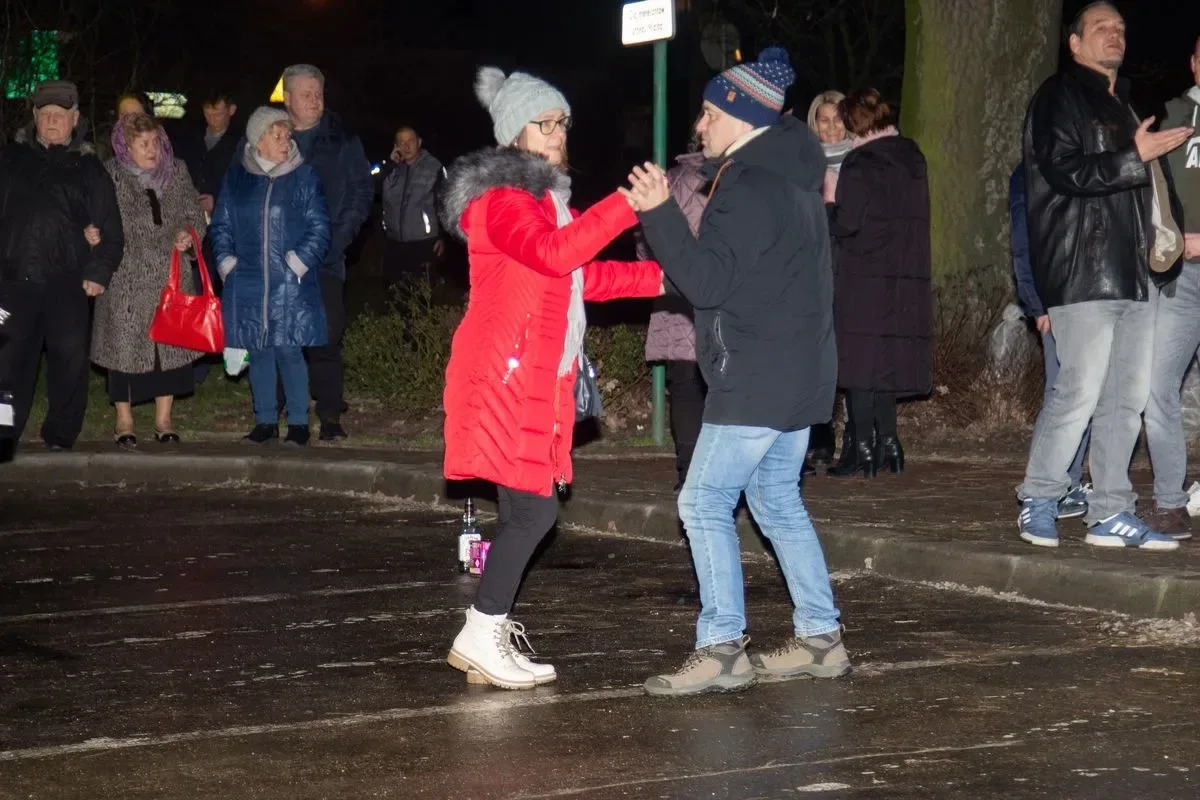 Mieszkańcy wspólnie rozpoczęli nowy rok przed ratuszem miejskim! (zdjęcia)