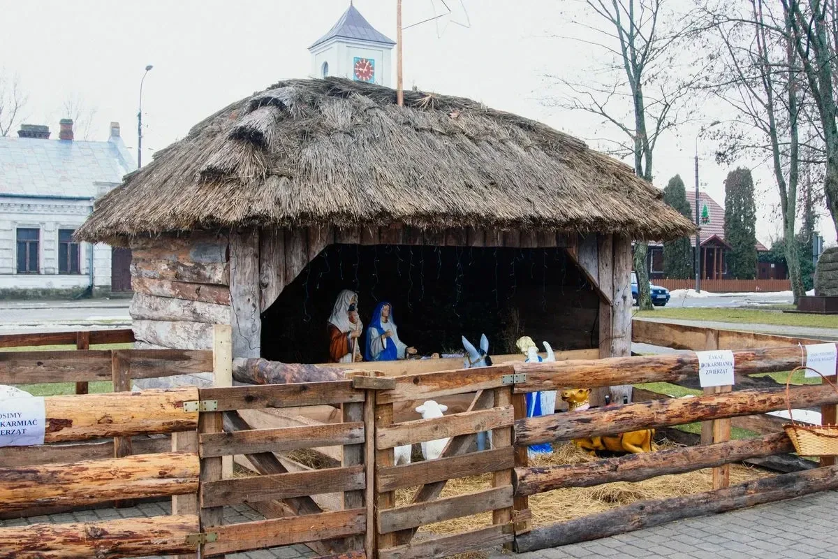Bożonarodzeniowa szopka ozdobiła plac przed ratuszem miejskim w Broku (zdjęcia)