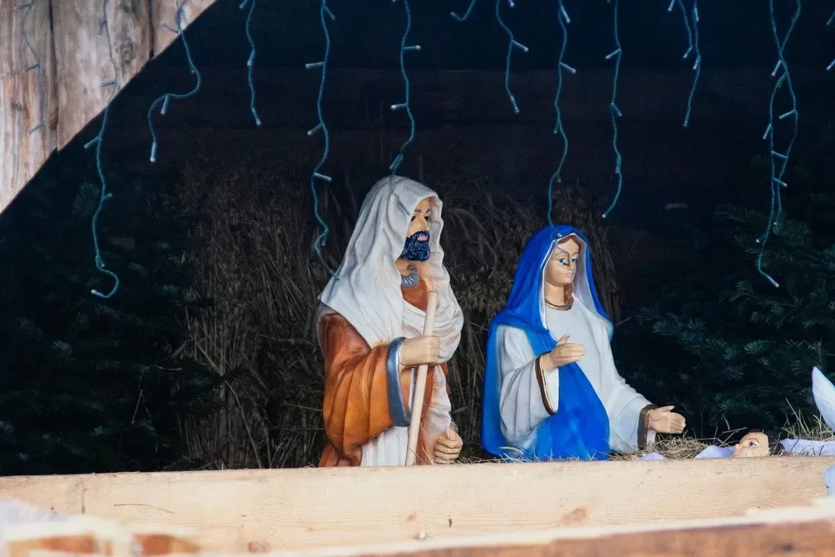 Bożonarodzeniowa szopka ozdobiła plac przed ratuszem miejskim w Broku (zdjęcia)