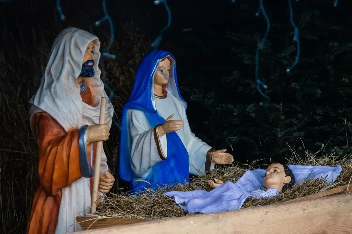 Bożonarodzeniowa szopka ozdobiła plac przed ratuszem miejskim w Broku (zdjęcia)