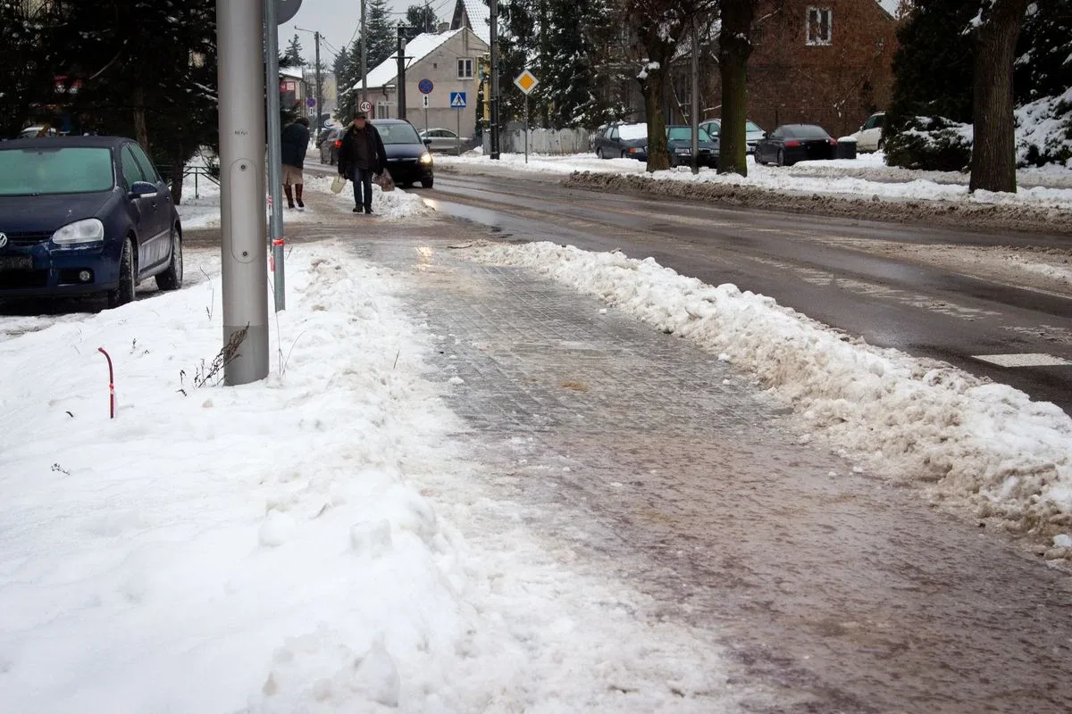 Gołoledź zapanowała w powiecie ostrowskim. Pamiętajcie o zachowaniu ostrożności!