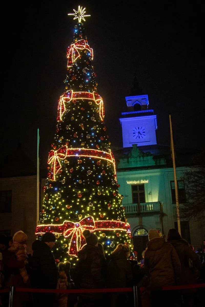 Miejska choinka już rozbłysła! Tak ostrowianie spędzili mikołajki (zdjęcia)