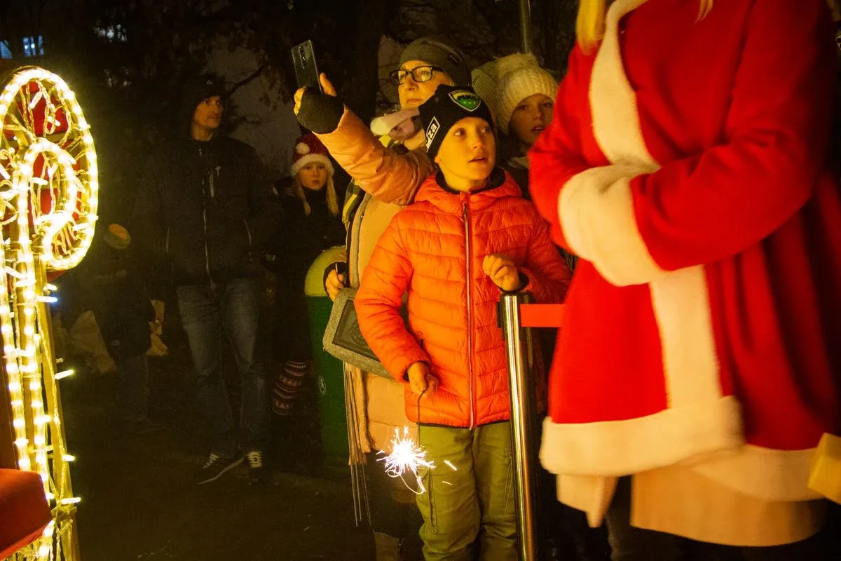 Miejska choinka już rozbłysła! Tak ostrowianie spędzili mikołajki (zdjęcia)