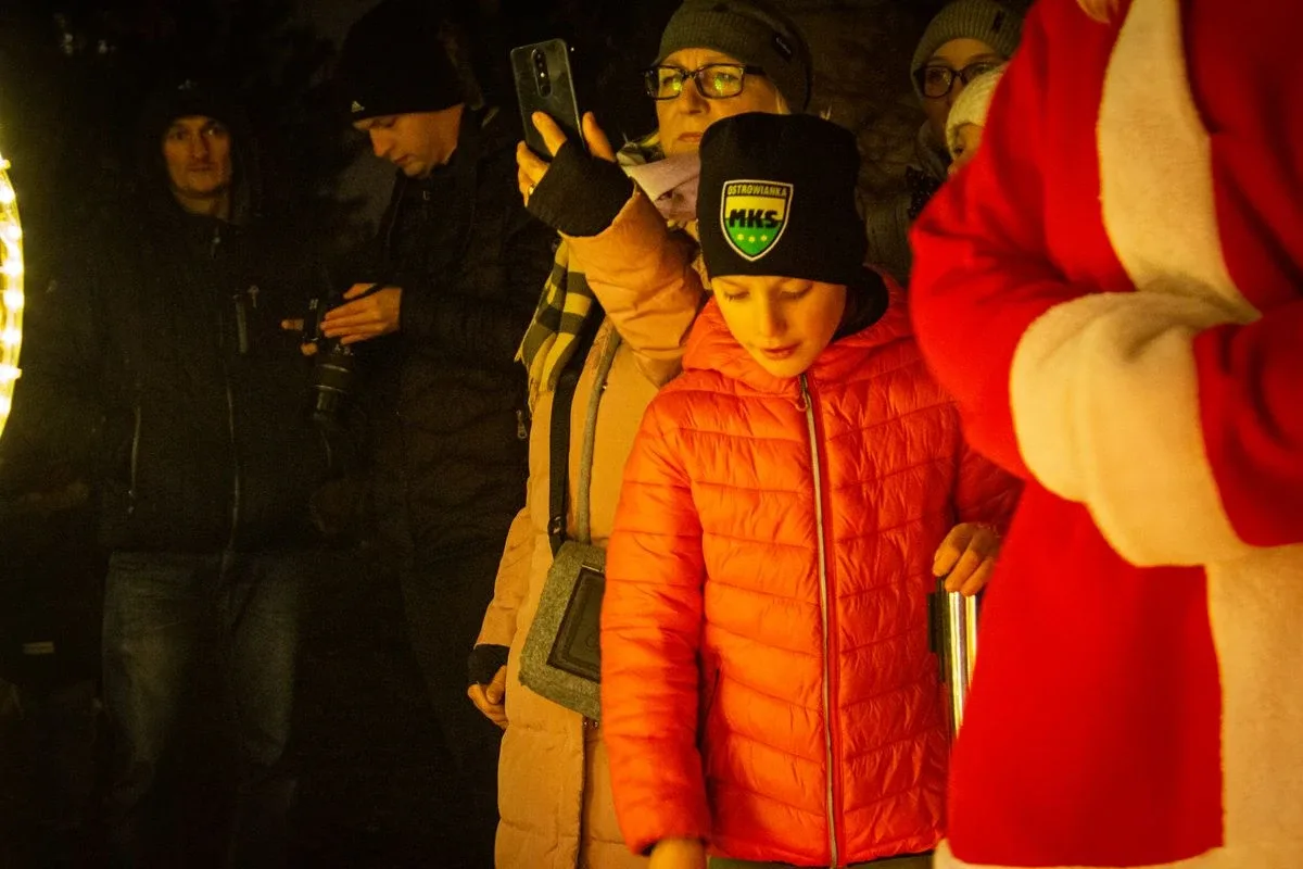 Miejska choinka już rozbłysła! Tak ostrowianie spędzili mikołajki (zdjęcia)