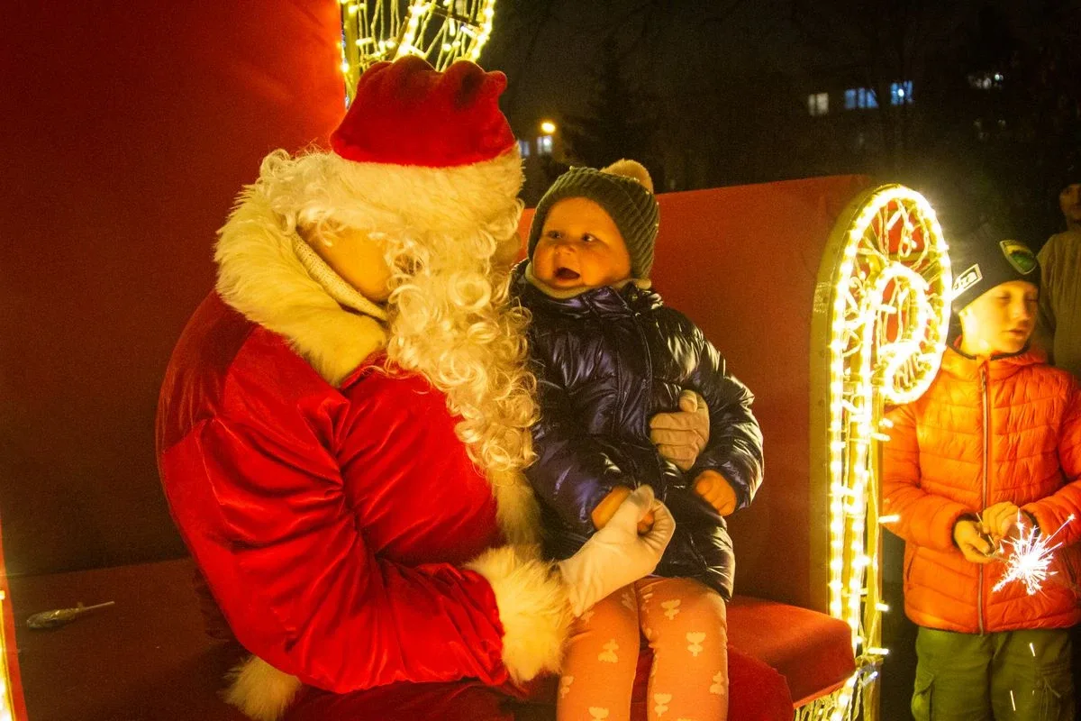 Miejska choinka już rozbłysła! Tak ostrowianie spędzili mikołajki (zdjęcia)