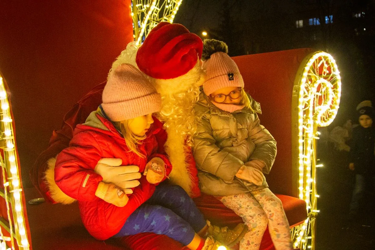 Miejska choinka już rozbłysła! Tak ostrowianie spędzili mikołajki (zdjęcia)
