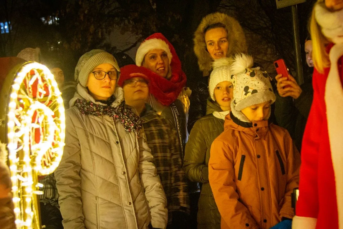 Miejska choinka już rozbłysła! Tak ostrowianie spędzili mikołajki (zdjęcia)
