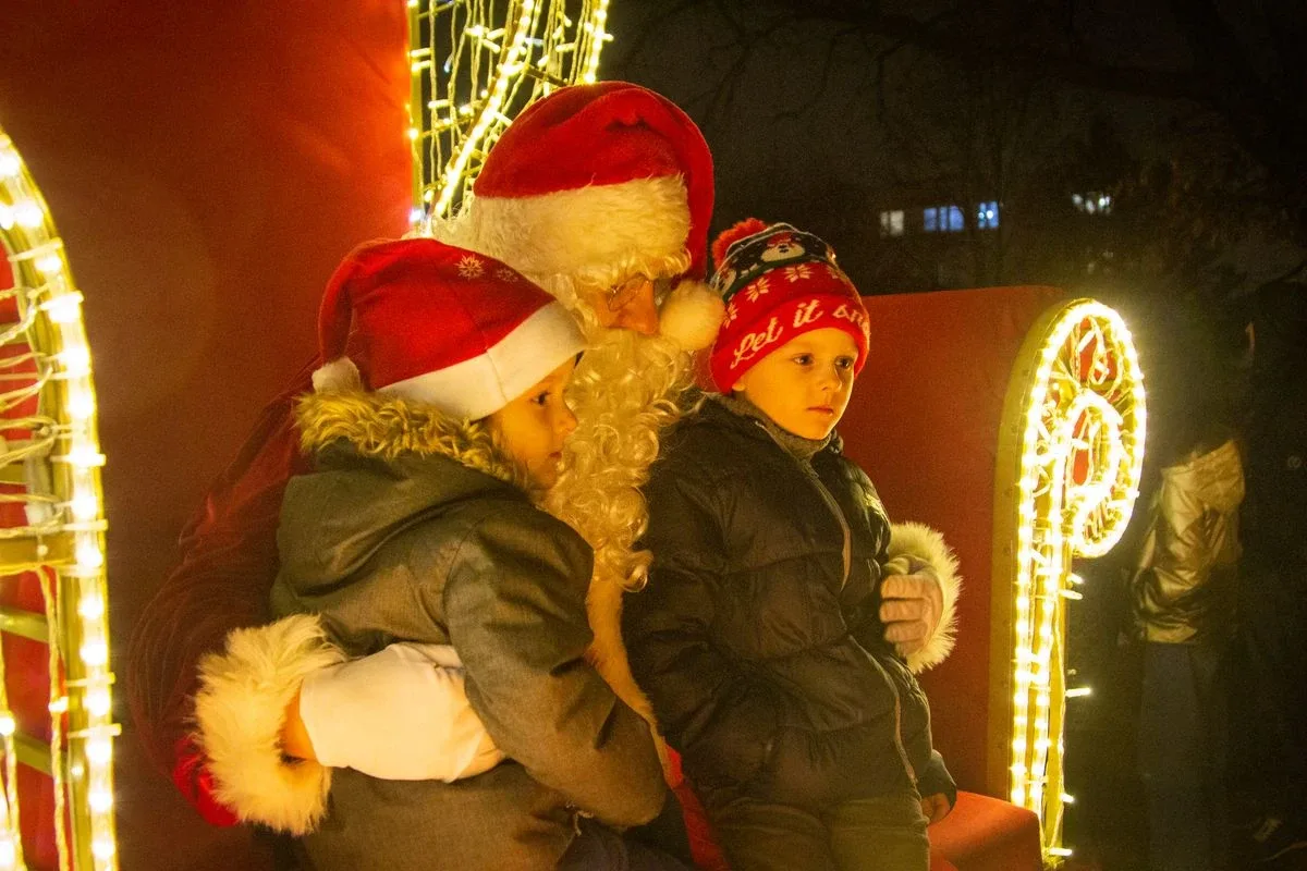 Miejska choinka już rozbłysła! Tak ostrowianie spędzili mikołajki (zdjęcia)