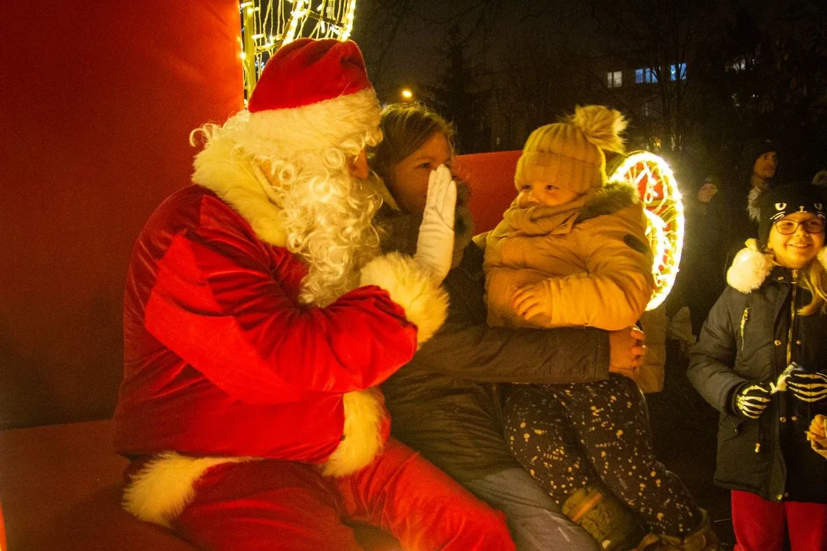 Miejska choinka już rozbłysła! Tak ostrowianie spędzili mikołajki (zdjęcia)