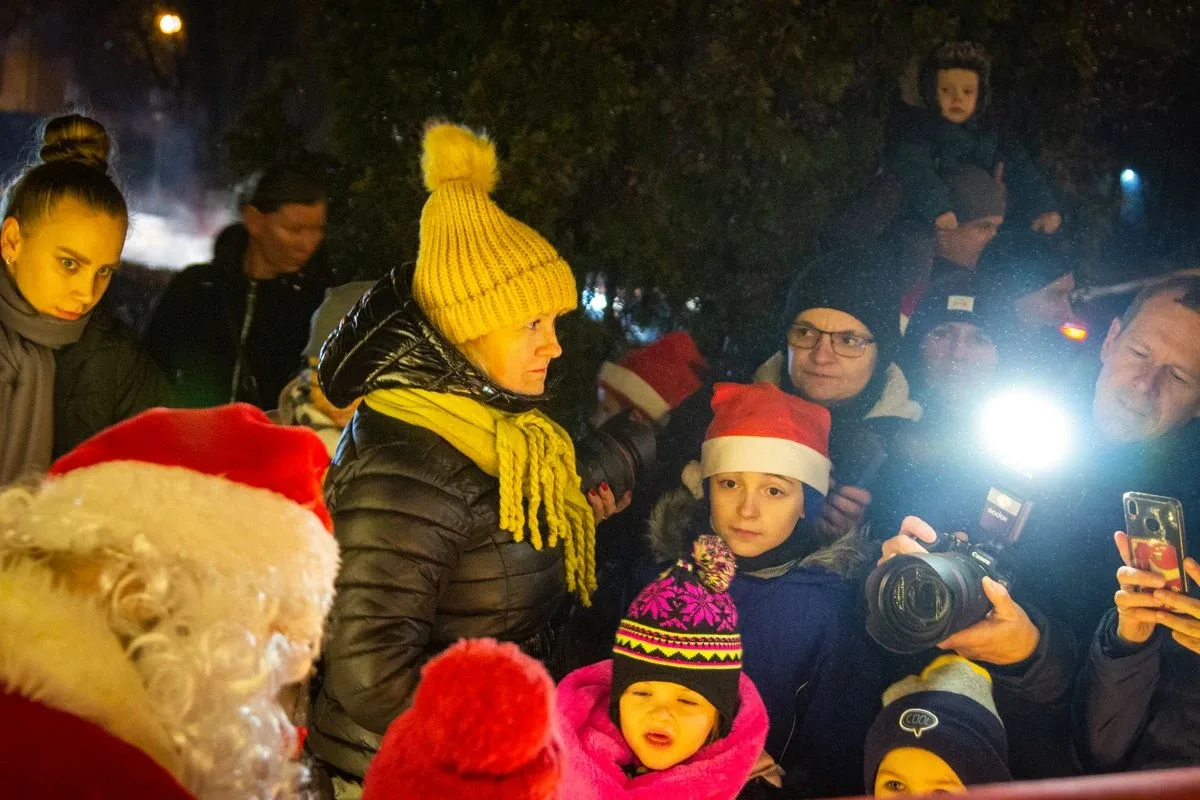 Miejska choinka już rozbłysła! Tak ostrowianie spędzili mikołajki (zdjęcia)