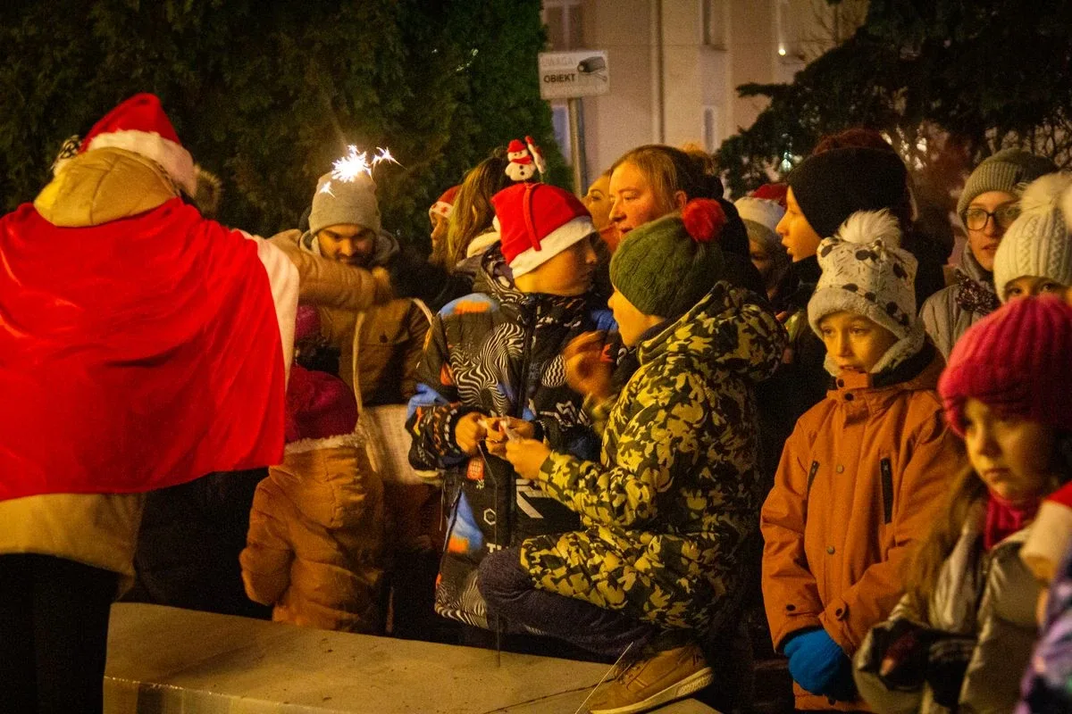 Miejska choinka już rozbłysła! Tak ostrowianie spędzili mikołajki (zdjęcia)