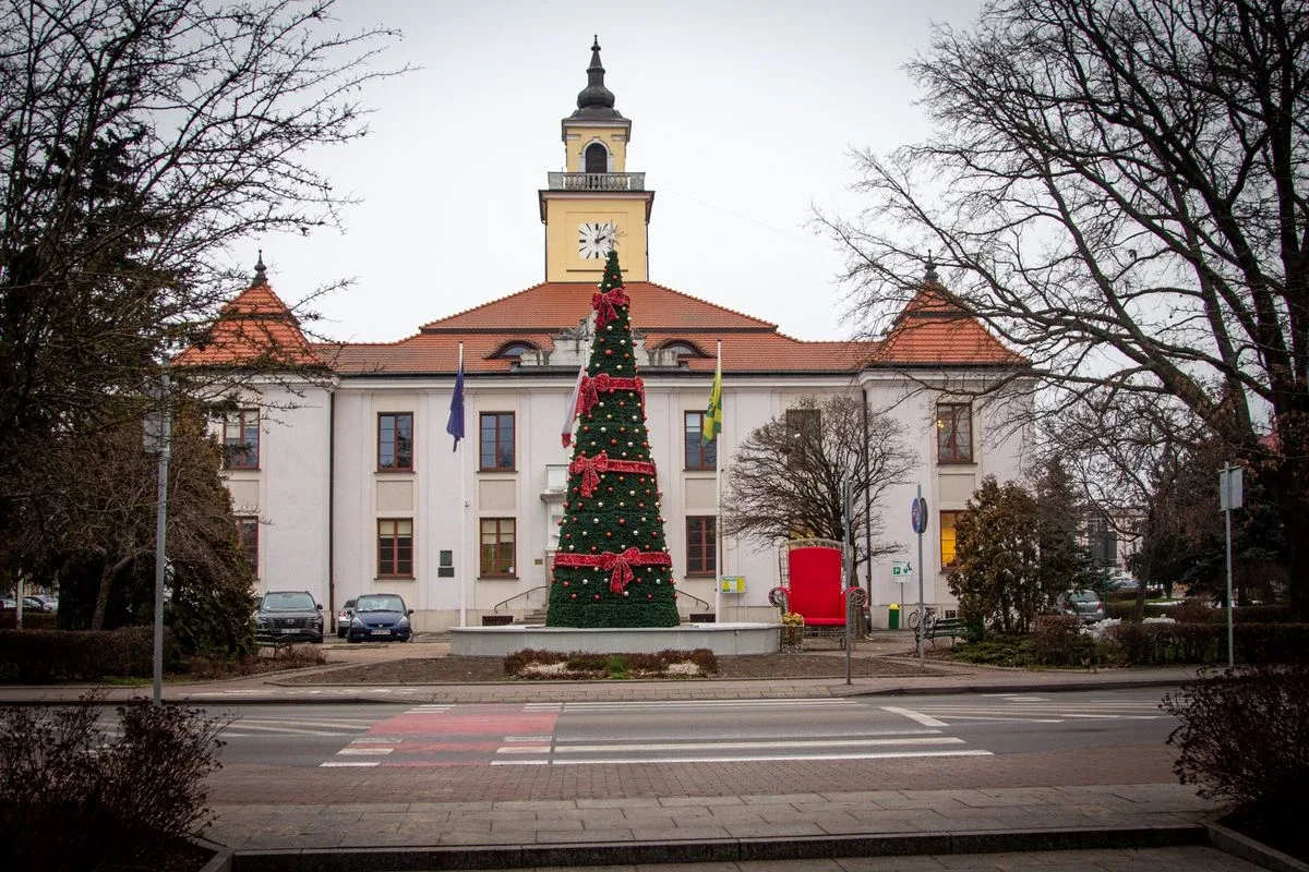 Bożonarodzeniowy klimat wkracza do Ostrowi Mazowieckiej. Pierwsze ozdoby już są! (zdjęcia)