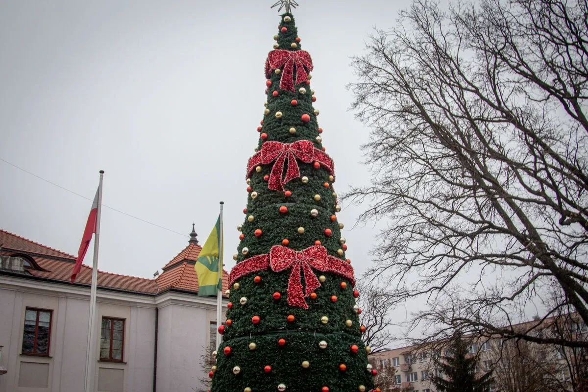Bożonarodzeniowy klimat wkracza do Ostrowi Mazowieckiej. Pierwsze ozdoby już są! (zdjęcia)