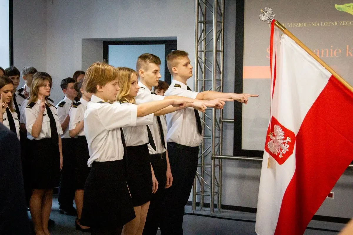 Pierwszoklasiści z CSL Technikum Lotniczego w Nagoszewie złożyli ślubowanie! (zdjęcia)