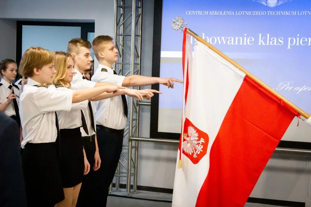 Pierwszoklasiści z CSL Technikum Lotniczego w Nagoszewie złożyli ślubowanie! (zdjęcia)