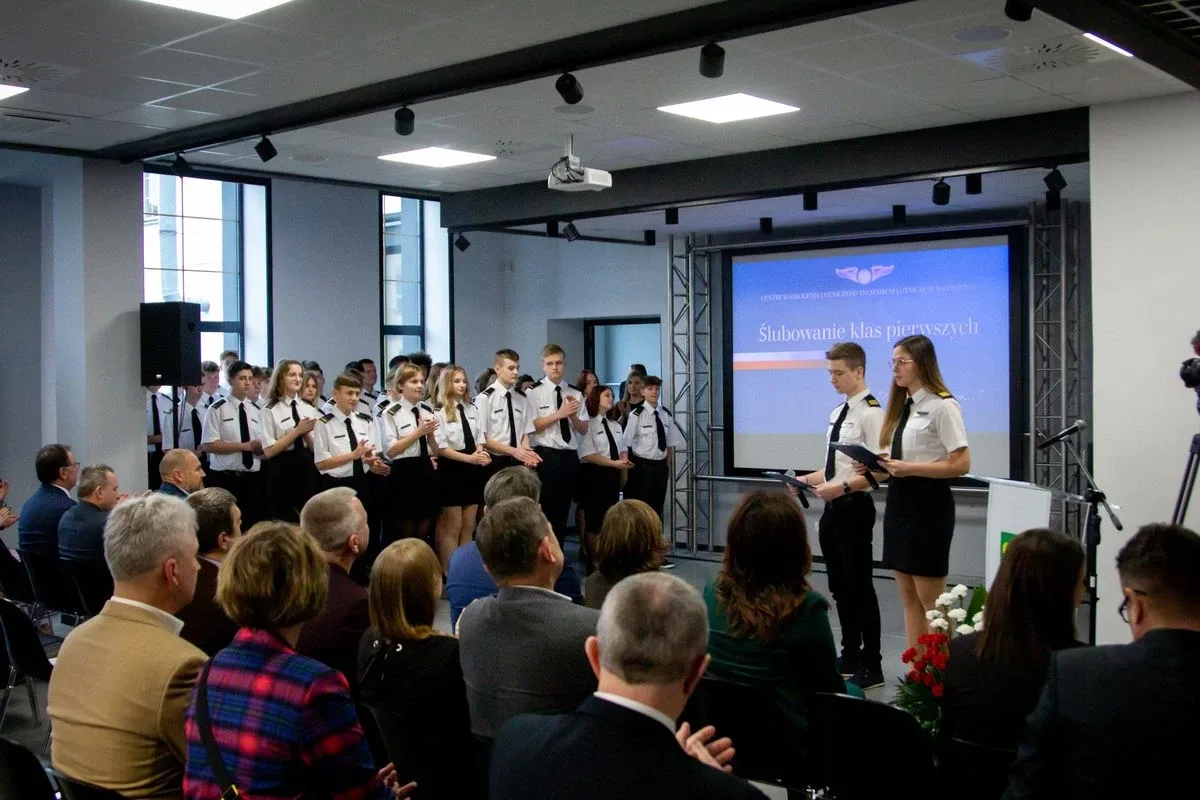 Pierwszoklasiści z CSL Technikum Lotniczego w Nagoszewie złożyli ślubowanie! (zdjęcia)