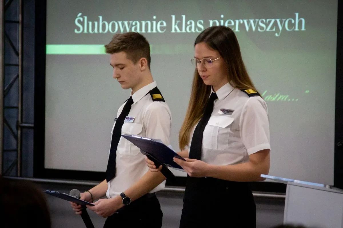 Pierwszoklasiści z CSL Technikum Lotniczego w Nagoszewie złożyli ślubowanie! (zdjęcia)