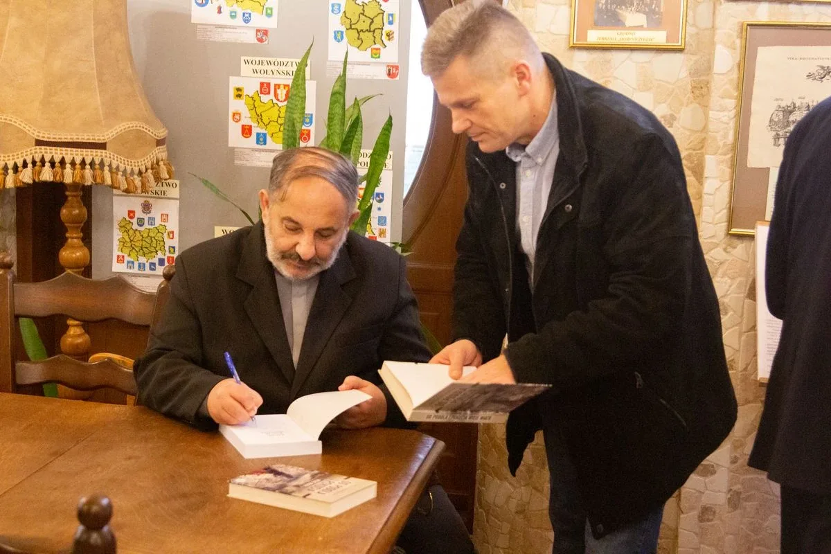 Otwarcie wystawy pt. "300 obrazów Napoleona Ordy" i wykład z ks. Tadueszem Isakowiczem-Zaleskim w Muzeum Kresów i Ziemi Ostrowskiej (zdjęcia, wideo)