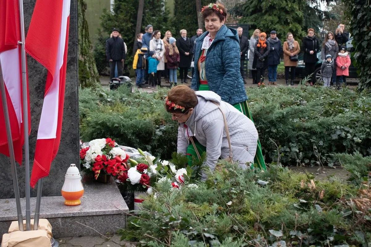 Obchody Narodowego Święta Niepodległości pod pomnikiem Marszałka Józefa Piłsudskiego w Broku (zdjęcia)