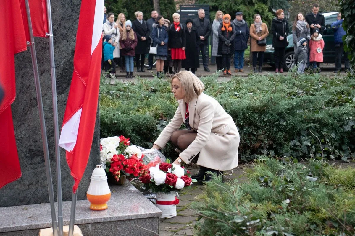 Obchody Narodowego Święta Niepodległości pod pomnikiem Marszałka Józefa Piłsudskiego w Broku (zdjęcia)