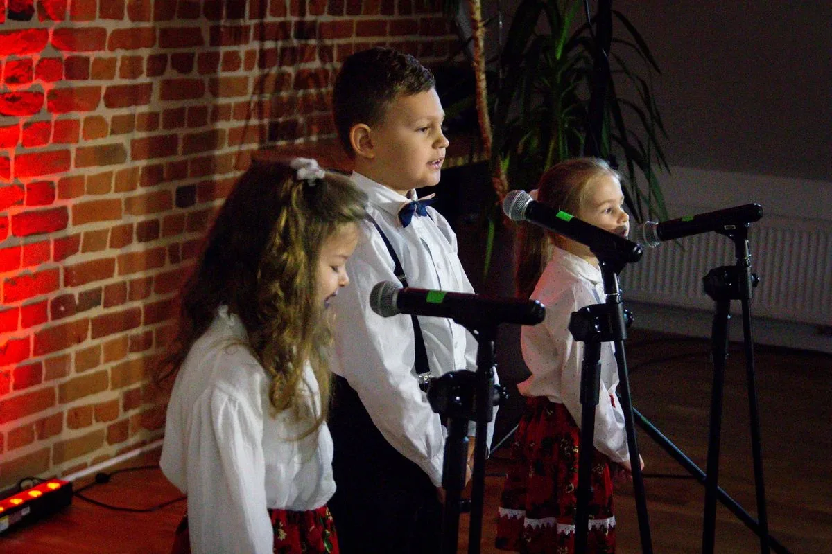 Uczniowie szkół podstawowych i przedszkolaki wzięli udział w Festiwalu Pieśni i Piosenki Patriotycznej! (zdjęcia, wideo)